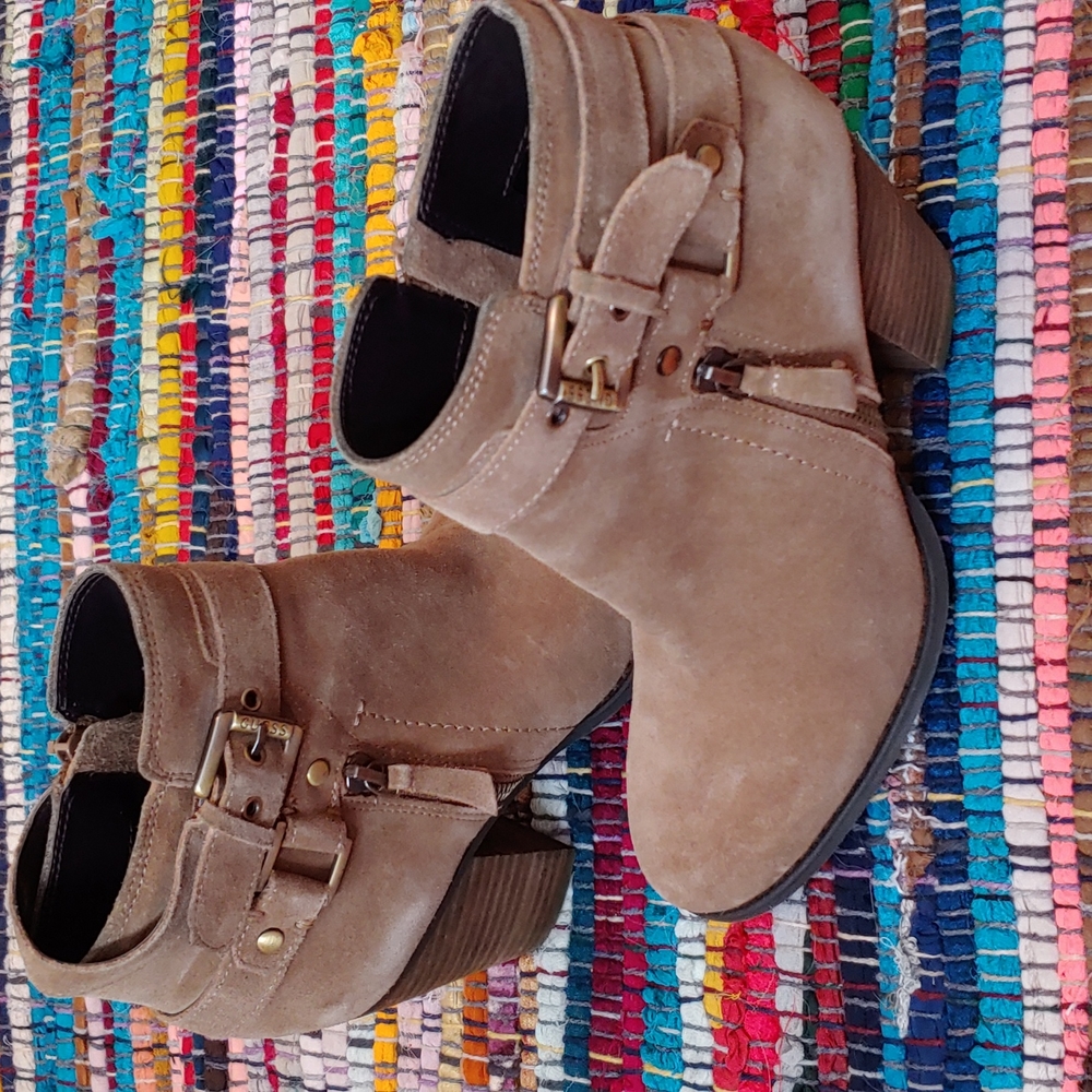 ⭐️ Guess light brown booties with bronze buckles